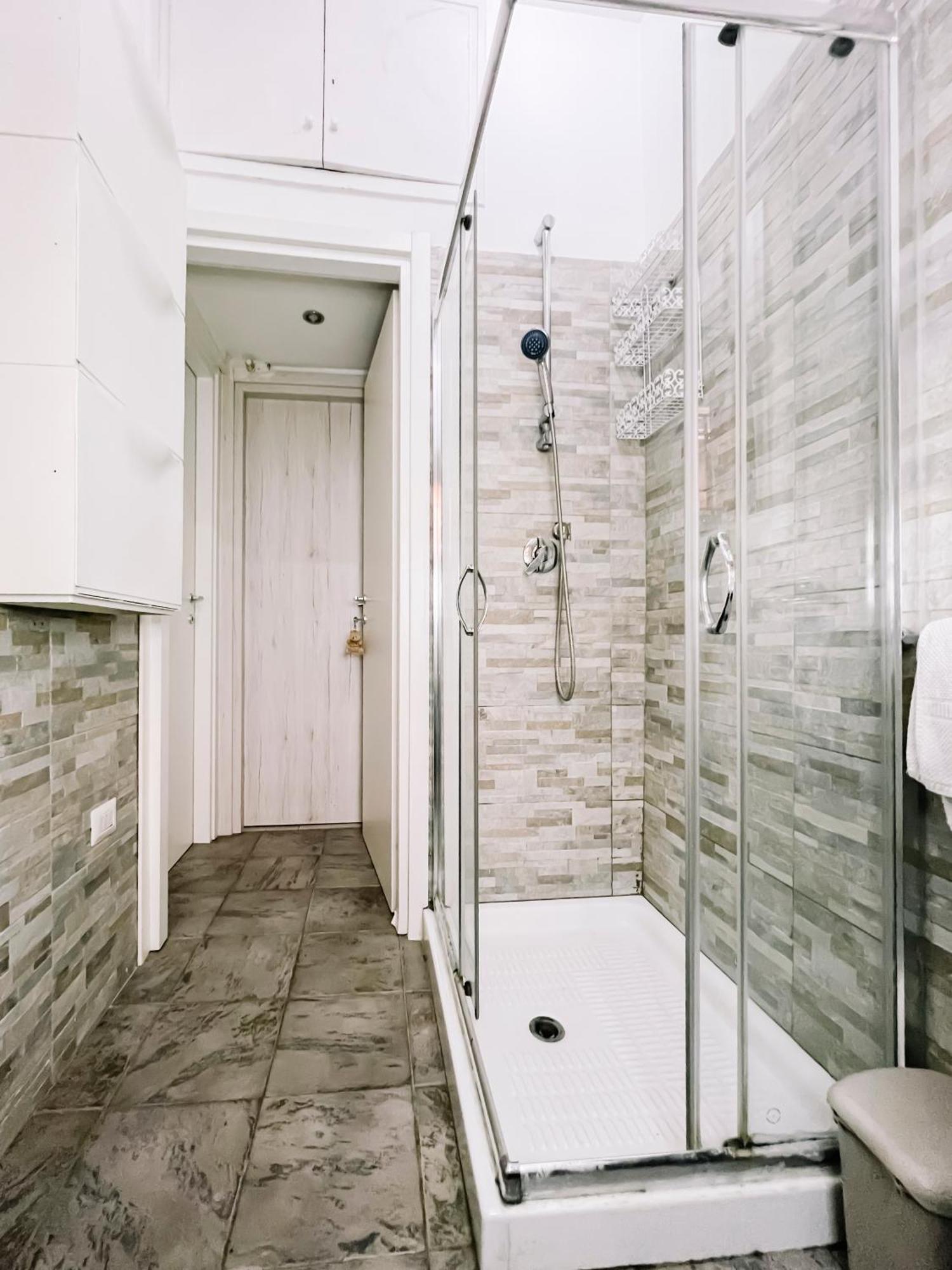 Moderno E Luminoso Monolocale Con Terrazza Privata * Roma
