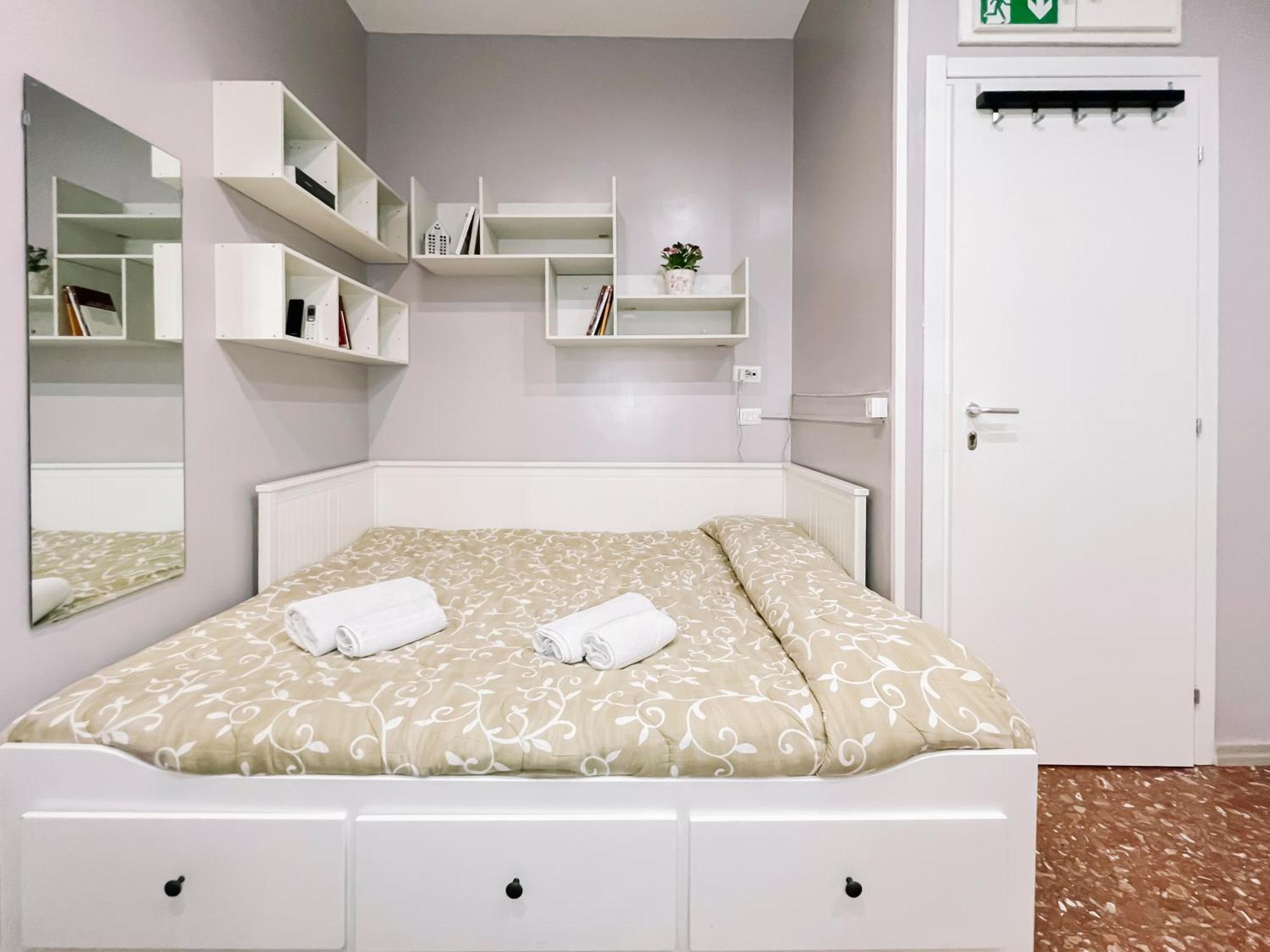 Moderno E Luminoso Monolocale Con Terrazza Privata Alloggio in famiglia *